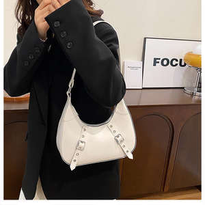 กระเป๋าสะพายไหล่ผู้หญิงสไตล์เรโทรใหม่ กระเป๋าโท้ทแบบสั่งทำได้ พกพาสะดวก สายโซ่ โพลีเอสเตอร์ หนัง PU แฟชั่น - Product Image 4