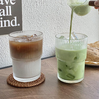 Taza de vidrio transparente de rayas simples de 450mL para café y té Taza de desayuno con tapa y pajita para té de burbujas