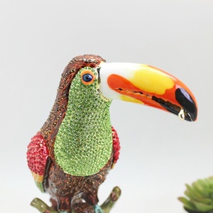 SHINNYGIFTS - Figura de Tucán de Metal Esmaltado de Lujo, Estatua de Pájaro Hecha a Mano con Pedrería y <span class=keywords><strong>Colores</strong></span> Vivos para Decoración <span class=keywords><strong>del</strong></span> Hogar y Regalo - Product Image 4