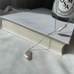 Collar de Moda Chapado en Oro de 14K con Perla Barroca Natural de Agua Dulce, Diseño Moderno y Elegante - Product Image 4