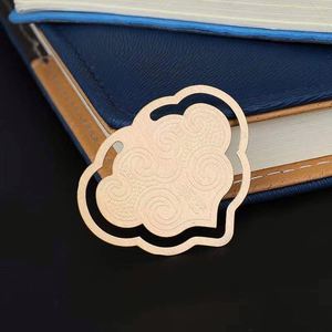 Marque-page en métal gravable avec plume, nom personnalisé pour les amoureux des livres - Product Image 6