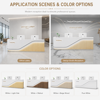 Comptoir de réception carré moderne et durable en bois blanc veiné avec éclairage LED latéral, logo personnalisé, pour salon de beauté et hôtel