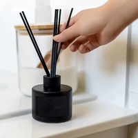 Bouteille vide de diffuseur à roseaux de luxe en gros 50ml 100ml, conteneur décoratif cylindrique en verre noir avec couvercle et sérigraphie