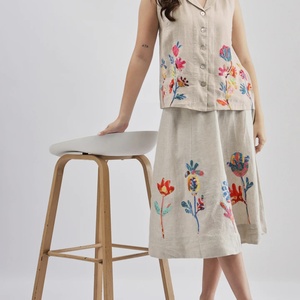 Ensemble deux pièces décontracté en lin brodé pour femme, motif floral, idéal pour les vacances, vente en gros sur mesure - Product Image 2