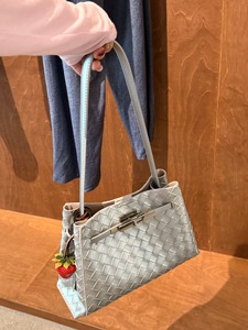 Borsa a tracolla in PU intrecciata artigianale <span class=keywords><strong>Laura</strong></span> Bohemian 2026 di alta richiesta dalla Cina, con ciondolo a fragola e tracolla lunga per donne e ragazze - Product Image 3