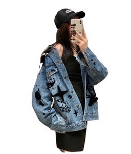 <span class=keywords><strong>Veste</strong></span> <span class=keywords><strong>en</strong></span> <span class=keywords><strong>jean</strong></span> unisexe personnalisée pour <span class=keywords><strong>femme</strong></span>, coupe ample, bleu délavé, avec patchs imprimés, style streetwear, <span class=keywords><strong>en</strong></span> promotion - Product Image 1