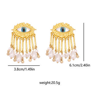 Pendientes de mujer con colgante de ojo texturizado con borla de perla de estilo medieval - Product Image 4