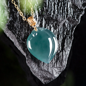 Pendentif en émeraude naturelle bleue en forme d'eau, serti d'or 18 carats et avec un pendentif en jadéite de qualité glace. - Product Image 3