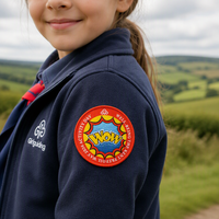 Badges tissés personnalisés avec bordure sur mesure, adaptés à divers thèmes d'événements commémoratifs