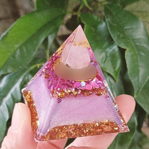 พีระมิดเรซิ่นคริสตัลสีม่วง 5 ซม. 6 ซม. ของตกแต่งโต๊ะทำงานรักษ์โลก ของขวัญสำหรับสัตว์เลี้ยง - Product Image 4