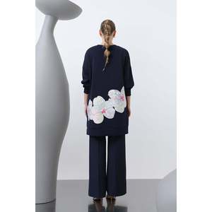 Tunique pour femme Puane bleu marine brodée et ornée de détails, avec broderies sur le devant et le dos, coupe moderne pour un style polyvalent - Product Image 5