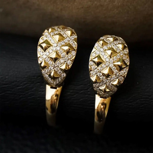 แหวนแฟชั่น ทองคำ รูปทรงพีระมิด ประดับเพชรเม็ดเล็ก สวมใส่ได้ทุกวัน - Product Image 2