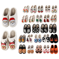 Chaussons d'intérieur douillets et antidérapants pour hommes et femmes, en peluche, brodés de motifs de Noël et d'Halloween (Père Noël, rennes, citrouilles)