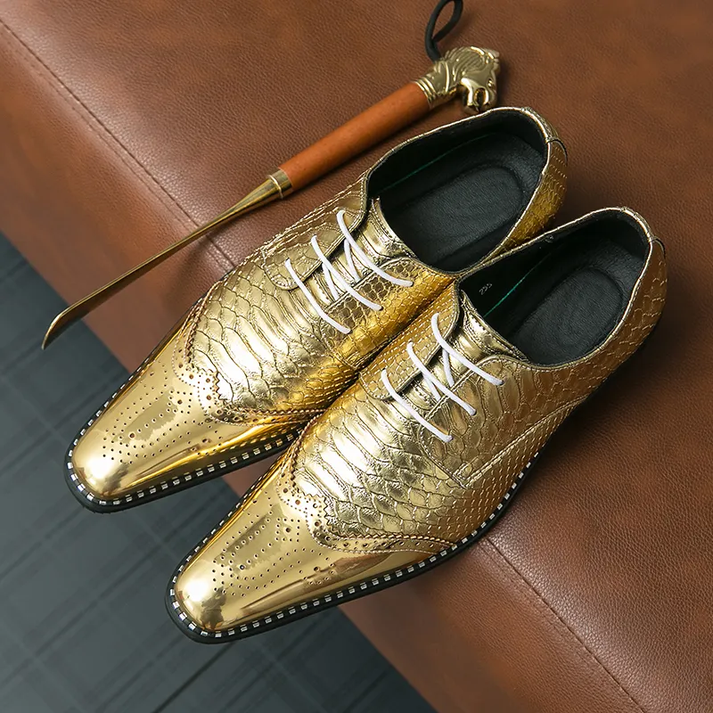 Zapatos de cuero de oro brillante hechos a mano personalizados para hombre, zapatos de cuero puntiagudos para banquetes de negocios de gran tamaño