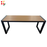 Tables d'événements pour restaurants modernes avec dimensions personnalisées, structure en métal et plateau en teck pour usage commercial extérieur