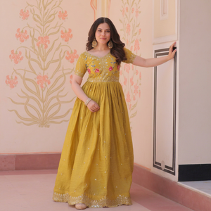 Costume Anarkali prêt-à-porter en soie avec broderie et travail de sequins Zari - Product Image 1