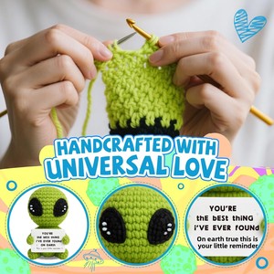 Muñeco de Ganchillo Motivacional de Alien Amigurumi, Juguete de Peluche Hecho a Mano con Frase Inspiradora, Perfecto para Regalos de Ánimo - Product Image 4