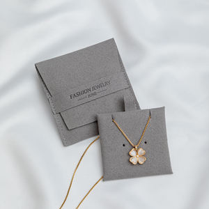 Paquet <span class=keywords><strong>de</strong></span> bijoux personnalisé en microfibre grise <span class=keywords><strong>de</strong></span> vente chaude <span class=keywords><strong>pour</strong></span> boucle d'oreille, bracelet, collier, pendentif, boîte à bijoux et tampon d'insertion avec bûche - Product Image 2