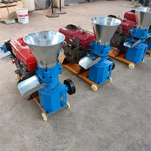 Machine à granulés alimentée par un moteur diesel rouge avec trémie d'alimentation bleue et entonnoir métallique pour le traitement des aliments - Product Image 5