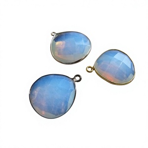 Conector de Bisel con Forma de Corazón de Cuarzo Ópalo Blanco Facetado de 20mm, con un Solo Bucle, Elige el Color de Revestimiento, Se Vende por Pieza - Product Image 1