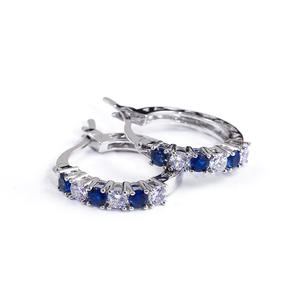Clásicos Pendientes de Aro de Plata 925 con Zafiro Azul y Diamantes de Corte Brillante Redondo Engastados en Garra para Mujer, Uso Diario - Product Image 4