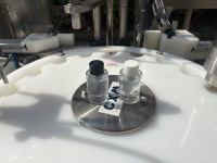 Ligne de production de remplissage et de bouchage automatique de liquides de 20 à 200 ml, machine de mise en bouteille automatique pour parfum, huile essentielle, sirop, cosmétiques