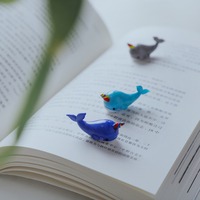 Figurine miniature en verre soufflé artisanal Narval, animal marin coloré, art en verre miniature, petite décoration de bureau, cadeau