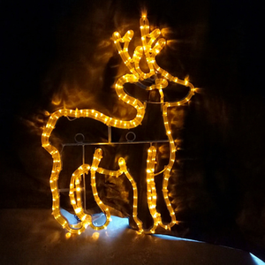Figurines lumineuses en forme de cerf qui égayent une scène de Noël paisible sur les pelouses d'hôtels, les places publiques et les sites d'événements saisonniers - Product Image 1