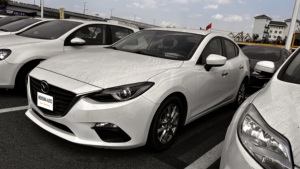 <span class=keywords><strong>Mazda</strong></span> <span class=keywords><strong>3</strong></span> Axela <span class=keywords><strong>2015</strong></span> Usado, Auto de Lujo Manual, Modelo de Tres Cajas con Volante a la Izquierda, Neumáticos R16, Asientos de Tela, Interior Oscuro - Product Image 2