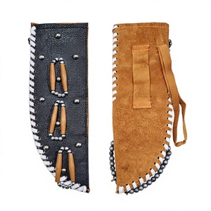 Funda Artesanal para Cuchillo Tribal de Cuero Negro y Marrón con Cuentas de Hueso y Tachuelas Metálicas para Supervivencia al Aire Libre - Product Image 1