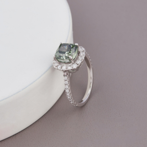 Bague halo en diamant de taille coussin vert cultivé en laboratoire avec bande pavée en or blanc / rose / jaune 18 carats |   Bijoux fins sur mesure - Product Image 6