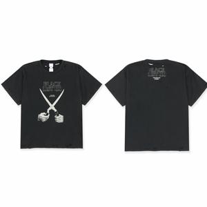 Camiseta de manga corta unisex con cuello redondo, estilo vintage lavado, estampado de tijeras modernas y diseño de índice protocolar. - Product Image 1