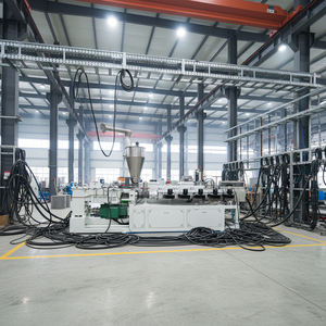 Ligne <span class=keywords><strong>de</strong></span> machine d'extrusion <span class=keywords><strong>de</strong></span> tuyaux d'alimentation en eau et <span class=keywords><strong>de</strong></span> drainage pour maison <span class=keywords><strong>de</strong></span> jardin en PVC, à vis simple, avec moteur à roulement et commande PLC - Product Image 1