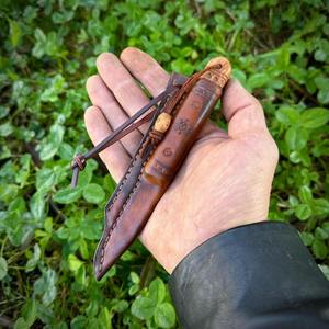 Cuchillo vikingo hecho a mano con hoja de acero al carbono, mango de madera artesanal grabado, funda de cuero con símbolos solares o signos del sol. - Product Image 2