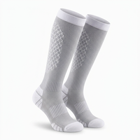 Chaussettes de compression montantes personnalisées en maille alvéolée à pression dégradée pour infirmières, voyages, course et récupération