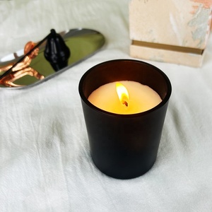 Vela perfumada <span class=keywords><strong>de</strong></span> cera <span class=keywords><strong>de</strong></span> <span class=keywords><strong>soja</strong></span> vertida a mano con logotipo personalizado en el tarro <span class=keywords><strong>de</strong></span> <span class=keywords><strong>vasos</strong></span> blanco y negro esmerilado - Product Image 1