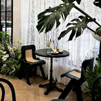 Ensemble de meubles de restaurant en bois massif durable et personnalisable, fauteuil en rotin tressé, table design écologique pour bistro moderne
