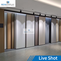 Présentoir robuste en bois pour portes avec système de tirage horizontal pour exposition de portes intérieures en showroom