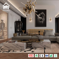 Ensemble de tables basses de luxe avec plateau en marbre et bordure en laiton doré, base en marbre blanc, mobilier sur mesure pour toute la maison, idéal pour villas et hôtels