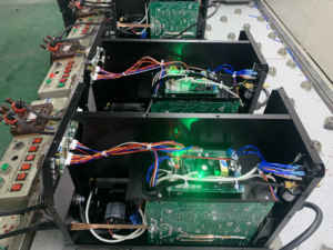 Machine à <span class=keywords><strong>souder</strong></span> MIG sur roues 200A 220V, contrôle synergique, compatible aluminium et acier, certifiée CE pour les travaux de soudage exigeants - Product Image 3