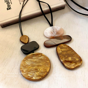 Einfache geometrische Kunststoff-Lederseil-Halskette Herbst Winter Retro High-End Pulloverkette Modetrend Großhandel - Product Image 1