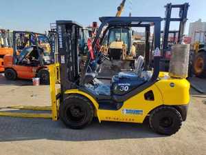 Komatsu-Chariot élévateur 4WD diesel original de haute qualité, 3 tonnes, 90% neuf, d'occasion, avec mât à deux étages, machinerie et équipement - Product Image 2