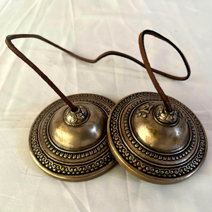 Soul Sound – Platillos Tingsha Hechos a Mano con un Tono Vibratorio Puro para Rituales Espirituales - Product Image 1