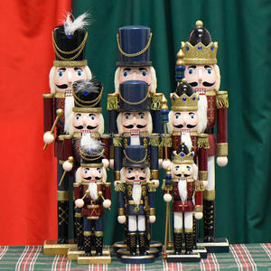 Figurine de soldat décorative traditionnelle de Noël en bois de 25/38/50 cm pour cheminée ou manteau de cheminée - Product Image 2