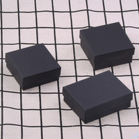 Boîte à bijoux en kraft noir avec doublure en éponge pour collier/bague/boucles d'oreilles, emballage de rangement suspendu, prête à être expédiée