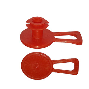 Bouchon de protection anti-poussière industriel en plastique rouge LDPE moulé par injection, avec languette de traction centrale - Product Image 1
