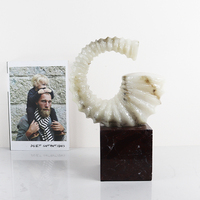 Sculpture abstraite moderne en corne de bélier avec base en marbre beige, sculptée à la main et de forme irrégulière, pour la décoration de maison de luxe