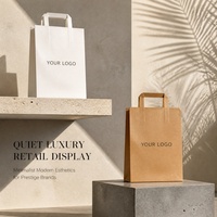 Sacs d'expédition en papier personnalisés avec votre propre logo et poignées plates pour l'e-commerce et les magasins de détail