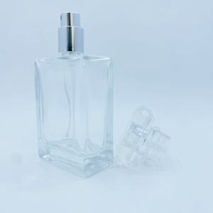 Botella de Perfume de Vidrio Transparente Rectangular de 50 ml con Tapa de Plástico y Sello Dorado para Dispensar Fragancias en el Cuidado Personal - Product Image 4