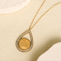 Collier pendentif en acier inoxydable scintillant avec verset Ayatul Kursi incrusté en forme de goutte d'eau Inspire Jewelry